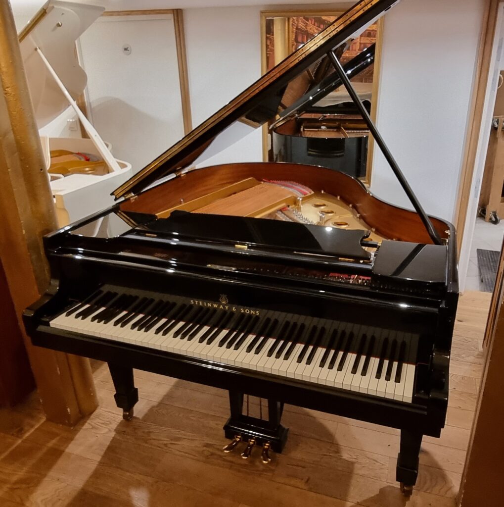 Steinway & Sons - S 155